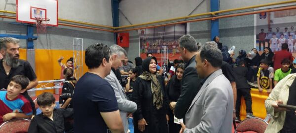 دلجویی پاریزی مدیر کل اداره ورزش و فرماندار شهربابک از مادر و خانواده کشتی گیر مرحوم مالک محمدی در حاشیه مسابقات