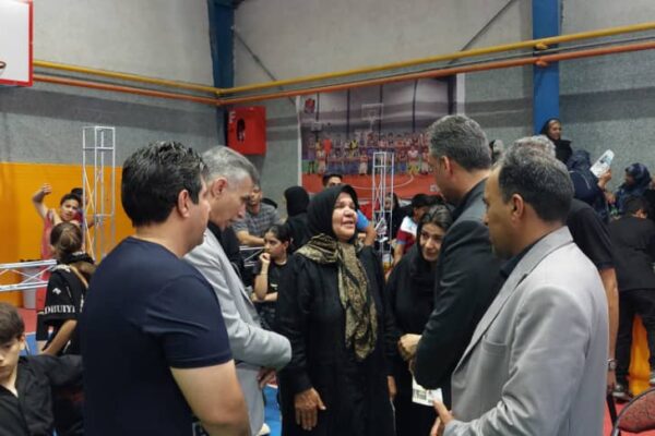 دلجویی پاریزی مدیر کل اداره ورزش و فرماندار شهربابک از مادر و خانواده کشتی گیر مرحوم مالک محمدی در حاشیه مسابقات